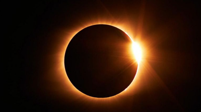 INDAH: Gerhana matahari total terjadi ketika bulan menghalangi keseluruhan cahaya matahari. (FAJAR.CO.ID)