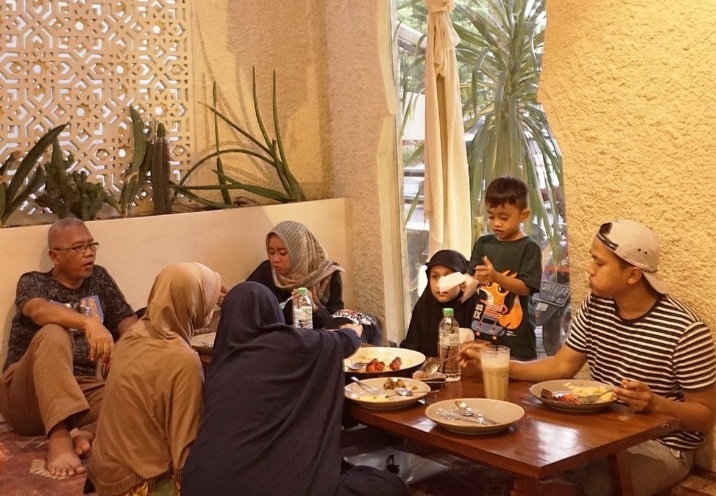 GUYUB: Suasana makan bersama keluarga besar di Halal Boss Surabaya. (INSTAGRAM)