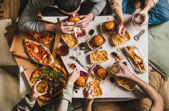 BERLEBIHAN: Meskipun saat lebaran jumlah makanan akan lebih banyak dari hari biasanya, Anda tetap harus bisa mengontrol makan. (SHUTTERSTOCK)