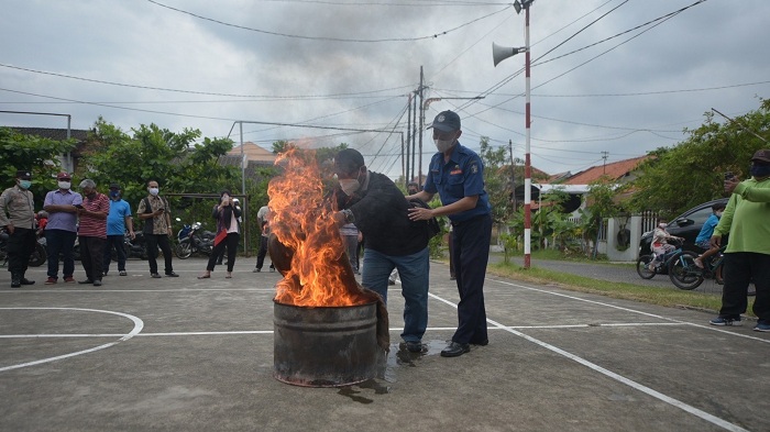 SIAGA: Sosialisasi dan pelatihan pemadam kebakaran digelar DPKP Kota Surabaya berkaitan dengan mudik lebaran. (IST)
