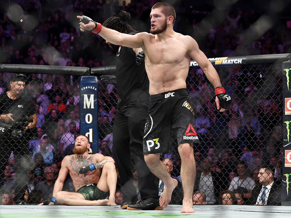 Khabib Nurmagomedov saat meng-KO Conor McGregor (terkapar) dan merebut juara UFC dari petarung asal Australia tersebut.