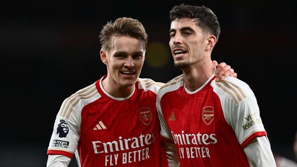 Martin Odegaard (kiri) dan Kai Havertz bawa Arsenal ke puncak klasemen Liga Premier Inggris.