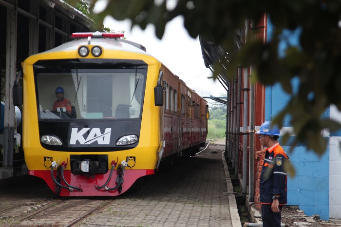 SIAP: Armada KAI Commuter Line di Wilayah 8 Surabaya siap mengantar pemudik. (SURYANTO/RADAR SURABAYA)