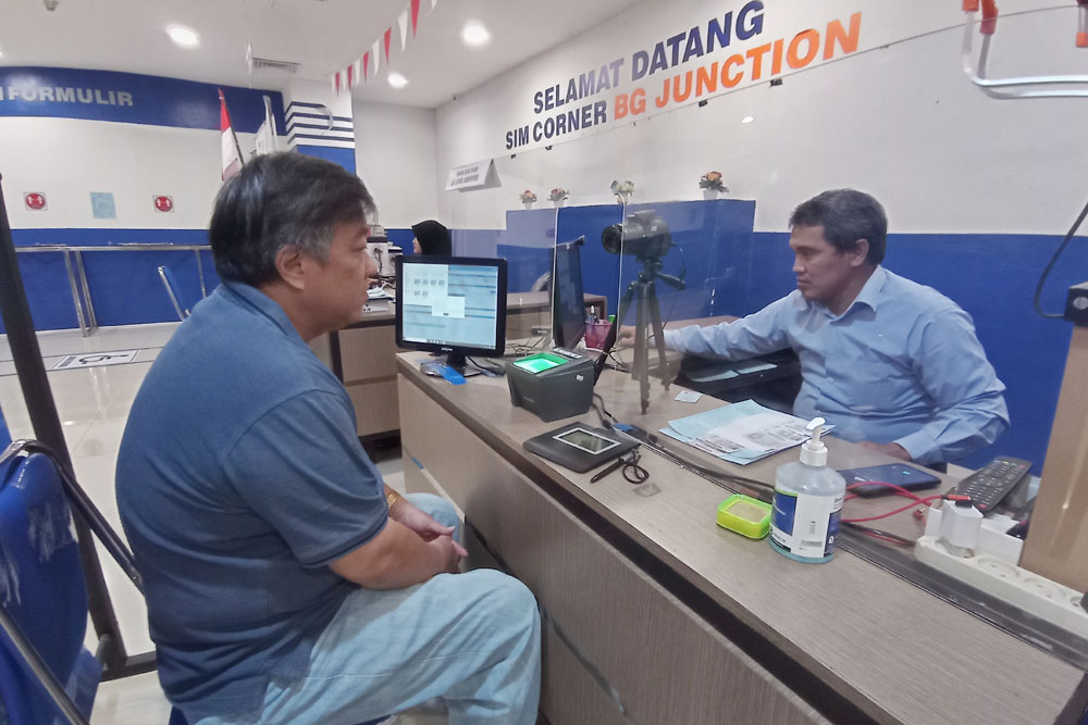 Warga mengurus SIM Baru di SIM Corner Mal BG Junction Jalan Bubutan Surabaya.