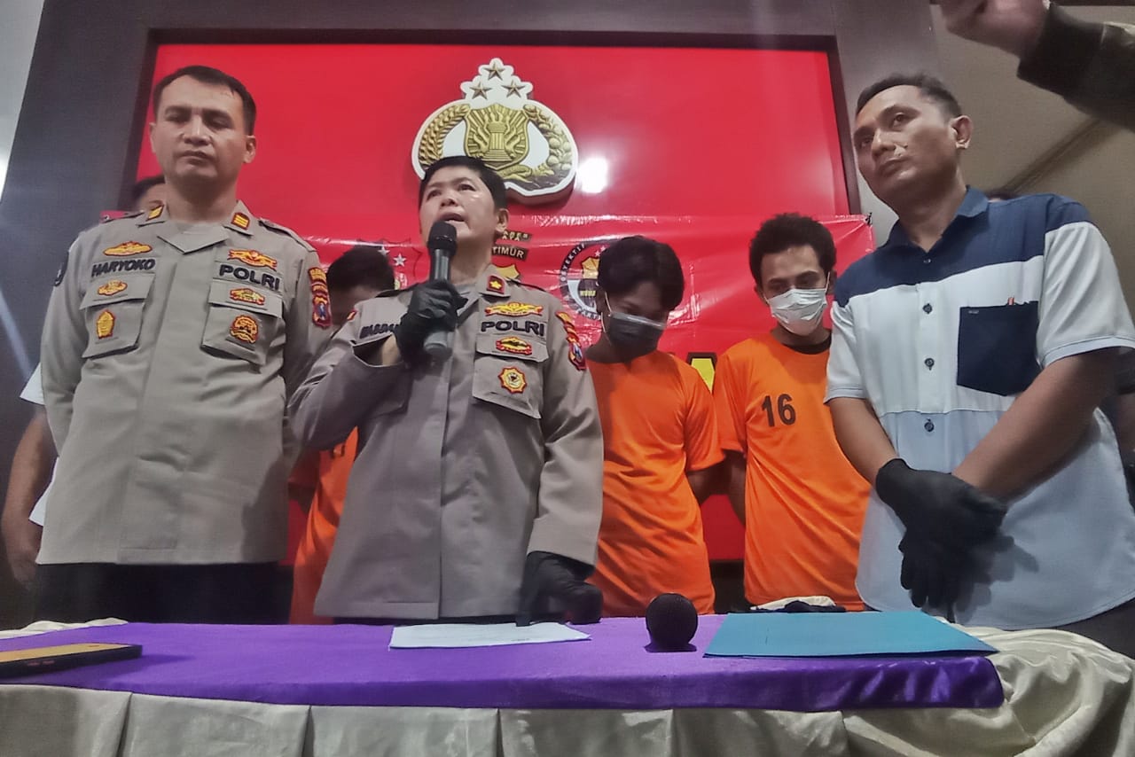 Tersangka pembuat bahan peledak jenis petasan diamankan di Polsek Tenggilis Mejoyo, Surabaya (Suryanto/Radar Surabaya).
