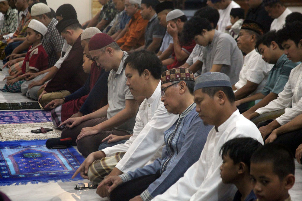 KHUSYUK: Umat muslim menjalankan ibadah salat tarawih di Masjid Al Badar, Dukuh Menanggal, Surabaya.