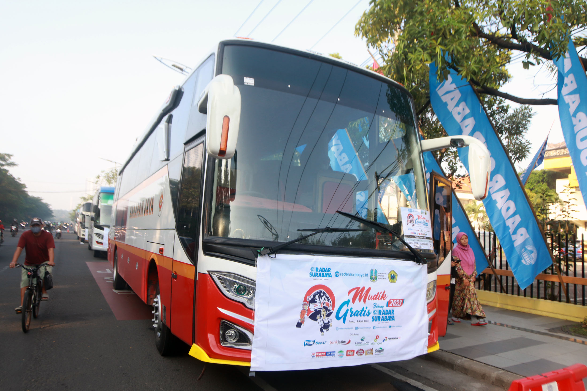 Mudik gratis bareng Radar Surabaya yang didukung oleh PT Moga Djaja, Universitas Bhanyangkara, Bank Jatim, dan Yamaha.