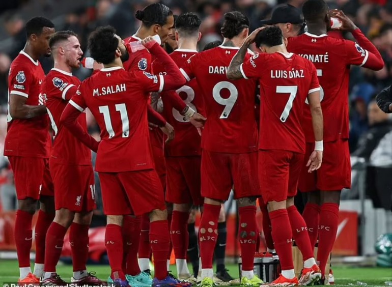 Wasit Stuart Attwel menghentikan pertandingan agar pemain yang menjalankan puasa Ramadan  untuk berbuka puasa di pinggir lapangan selama pertandingan.