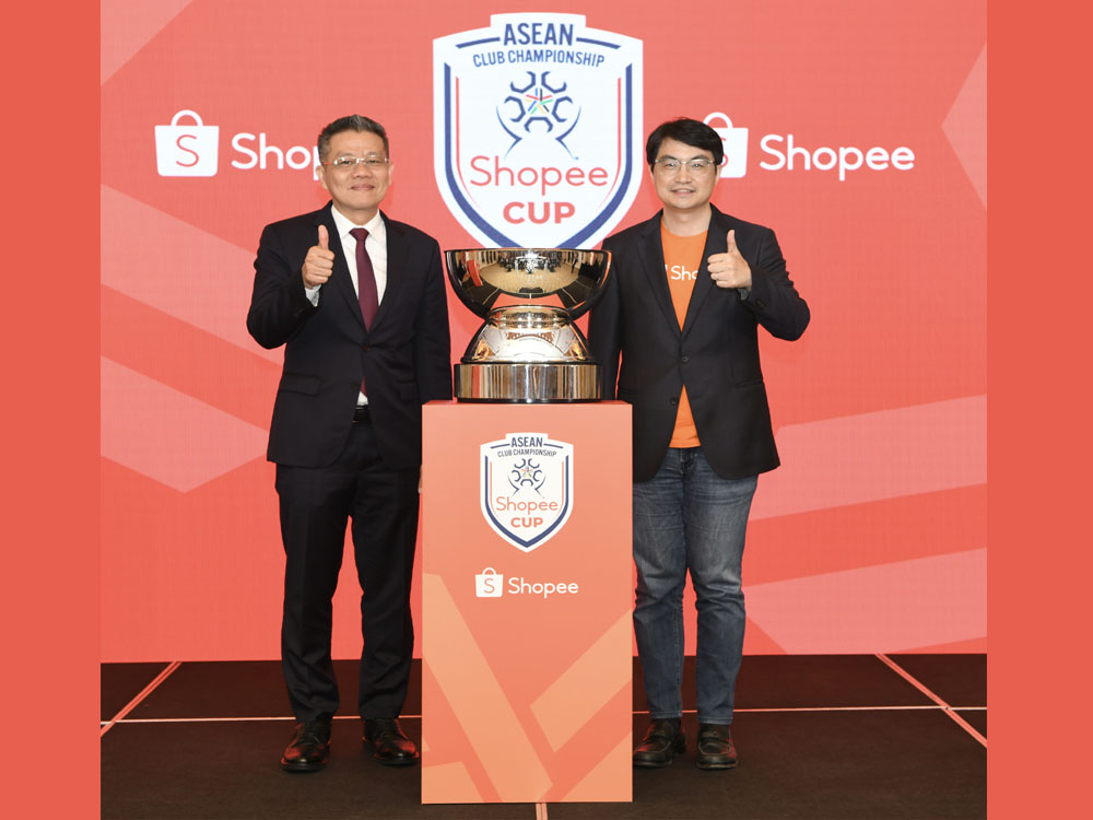 Presiden AFF Mayjen Khiev Sameth dari Kamboja (kiri) bersama Chief Commercial Officer Shopee, Zhou Jun Jie, saat merilis ASEAN Club Championship untuk memperebutkan piala Shopee Cup&trade;.