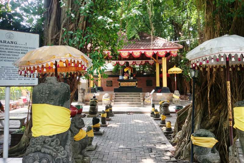 NUANDA HINDU: Pintu masuk area PatungJoko Dolog di Jalan Taman Apsari Surabaya.