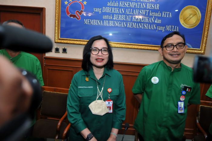 BERI KETERANGAN: Direktur RSUD Dr. Soetomo Prof Dr. Cita Rosita menjelaskan mengenai kesiapan rumah sakitnya untuk memberikan layanan selama Lebaran 2024. (ANDY S/RADAR SURABAYA)