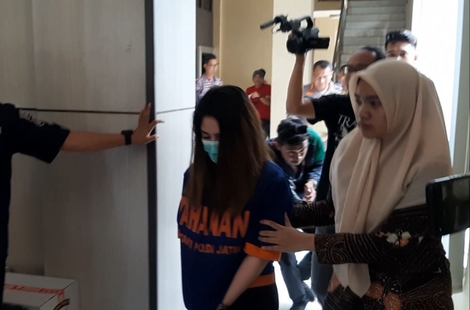 Selebgram cantik diamankan di Polda Jatim gegara penipuan investasi (Suryanto/Radar Surabaya).