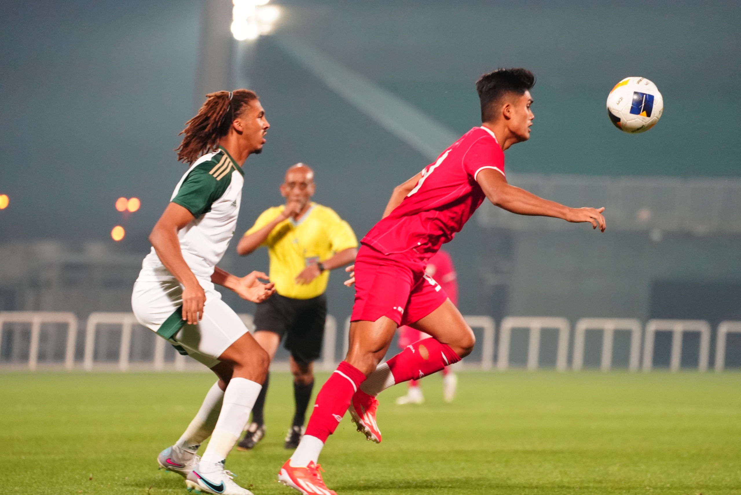 Ramadan Sananta berebut bola dengan pemain Arab Saudi.