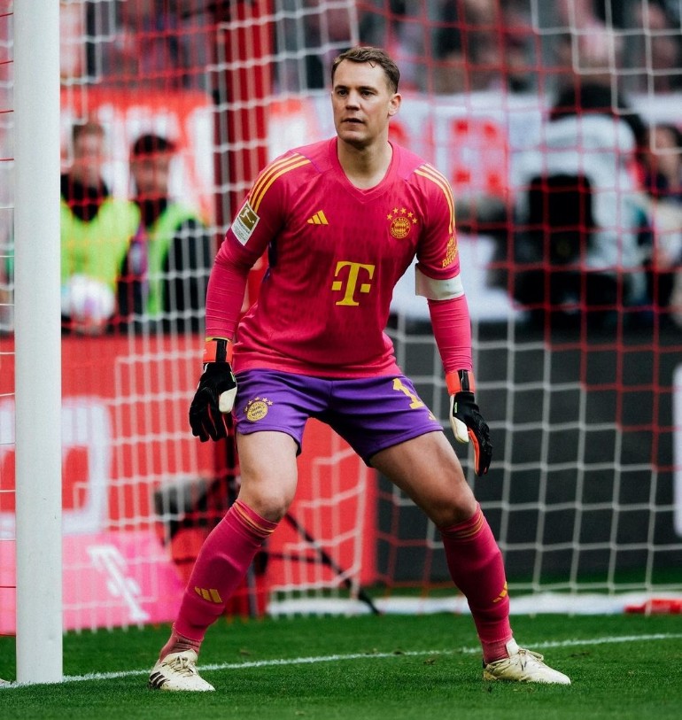 Manuel Neuer masih didera cedera danbtetancam absen lawan Arsenal.