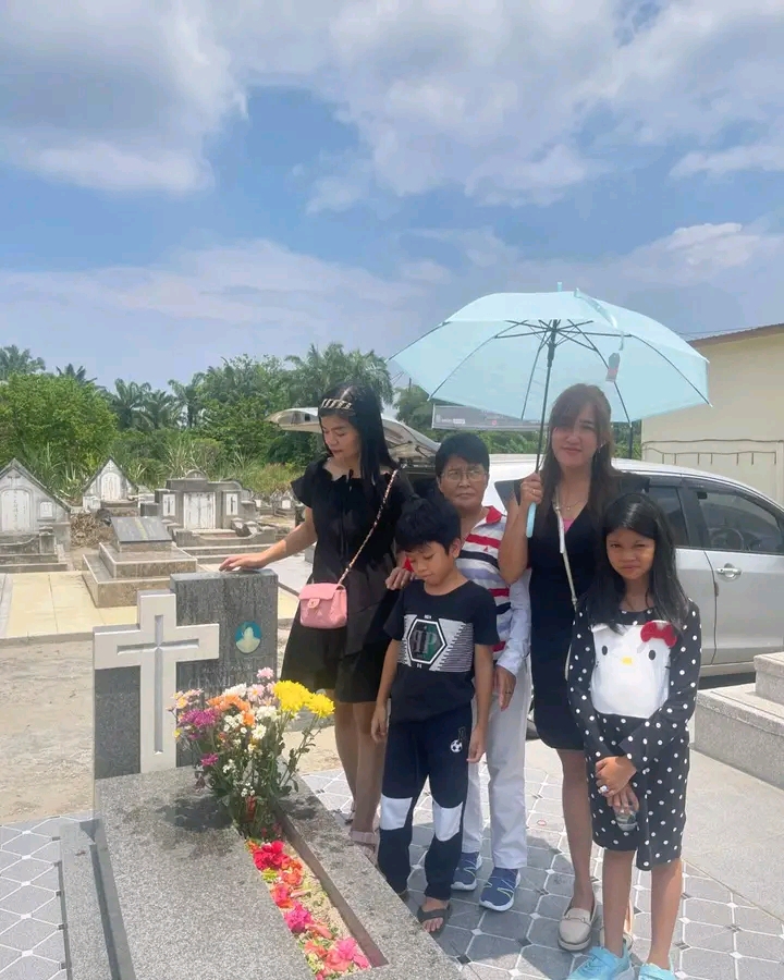Salah satu keluarga Tionghoa melakukan tabur bunga dan doa bersama di makam keluarga saat Cheng Beng 2024 (IST).