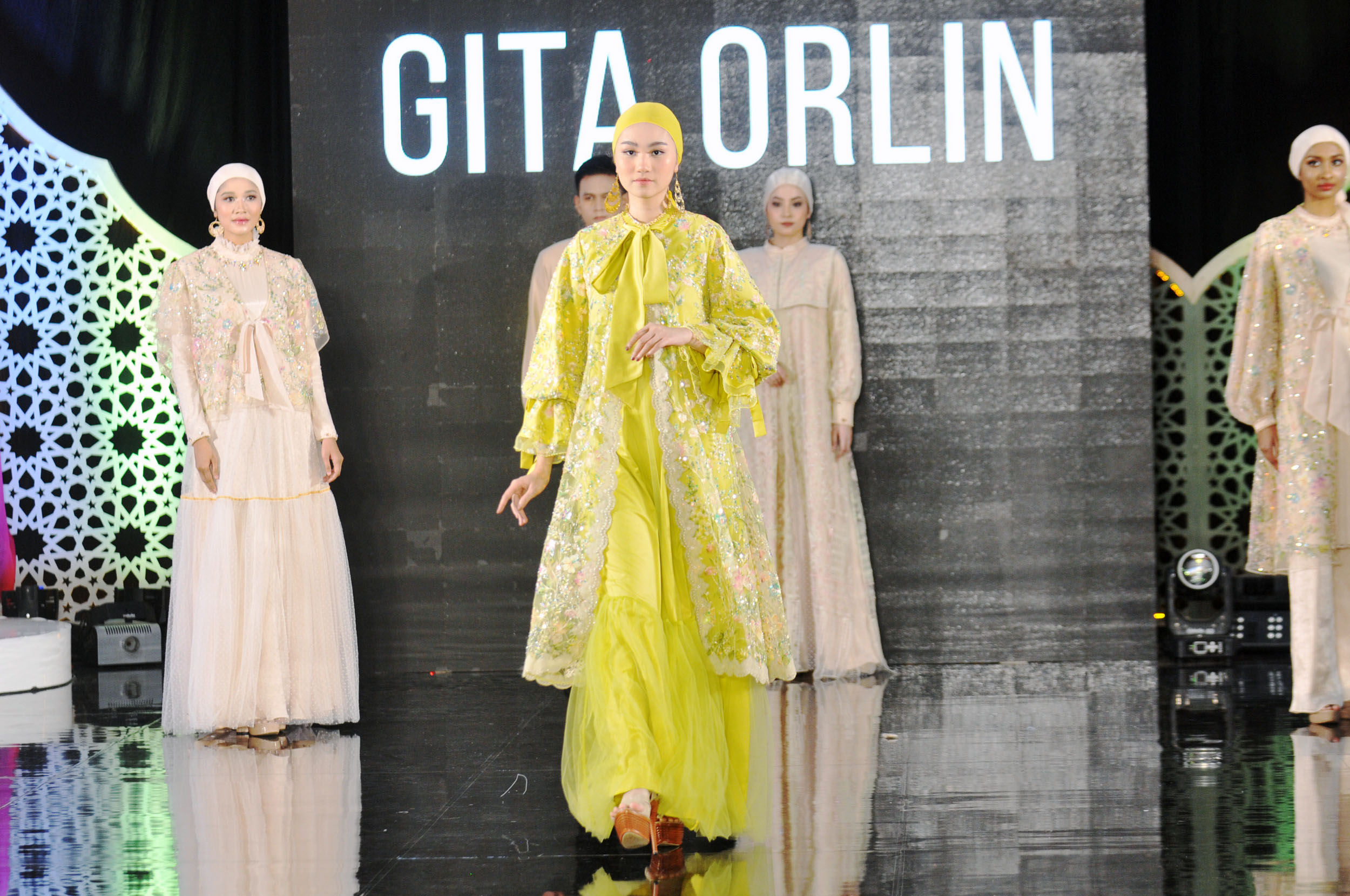 COLORFULL: Busana Raya Series Bridgerton karya Gita Orlin yang terinspirasi dari serial ala kerajaan Inggris.