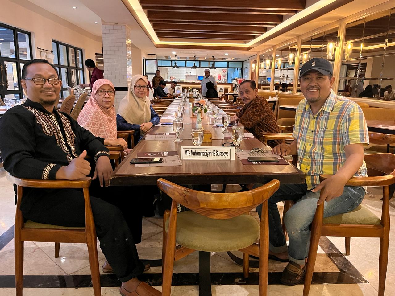PERERAT TALI SILATURAHMI: Kegiatan buka puasa bersama keluarga besar MTs Muhammadiyah 19 Surabaya di Hotel Elmi.