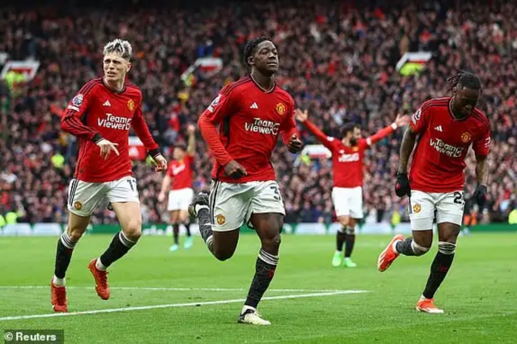 Kobbie Mainoo cetak gol indah.
