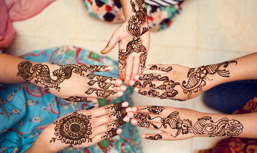 Tradisi Chaand Raat di India.