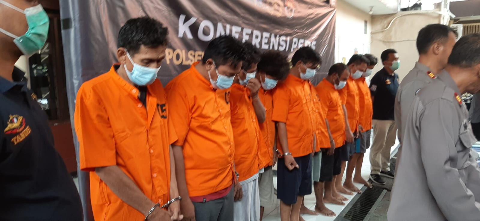 Komplotan tersangka pencuri besi di pergudangan Margomulyo, Surabaya, diamankan polisi (Suryanto/Radar Surabaya).