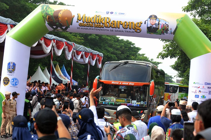 BERANGKAT MUDIK: Sebanyak 3.841 pemudik peserta Mudik Bareng Gratis 2024, berangkat menuju daerah masing-masing dari depan kantor Dinas Perhubungan Jawa Timur, Minggu (7/4). (ANDY S/RADAR SURABAYA)