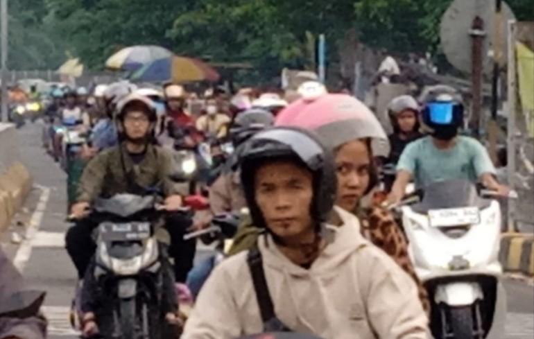 MUDIK: Kendaraan pemudik yang melintasi Jembatan Suramadu didominasi oleh kendaraan roda dua dari arah Surabaya menuju Madura.