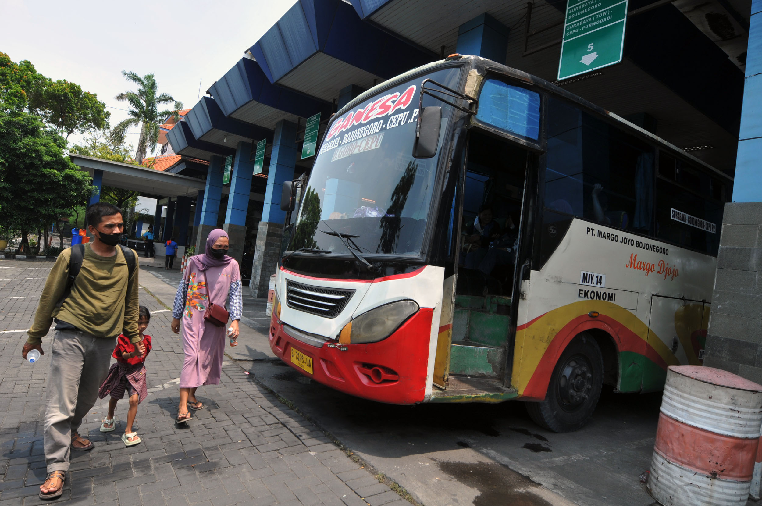 Sejumlah warga Surabaya hendak mudik melalui Terminal Tambak Oso Wilangun (Andy Satria/Radar Surabaya).