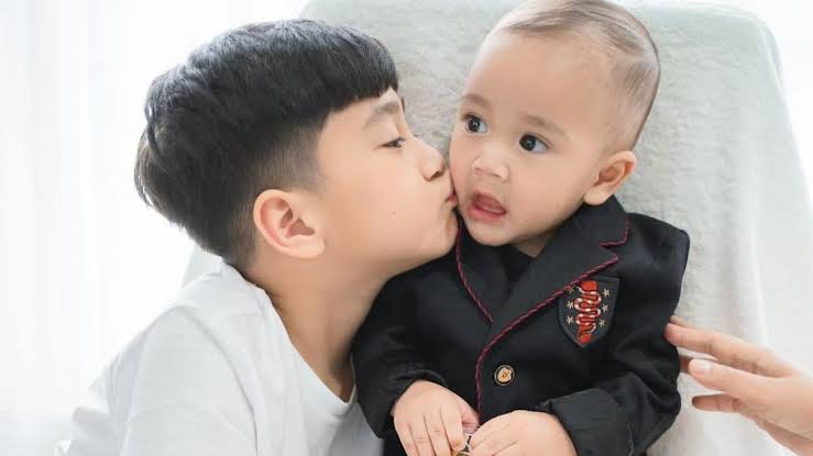 ilustrasi cium bayi.