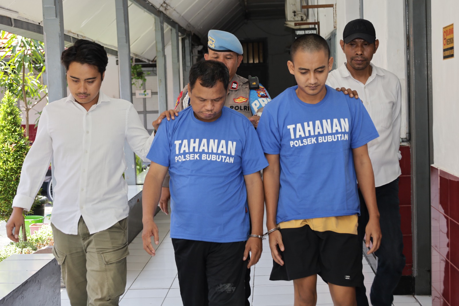 Dua tersangka penggelapan mobil dan HP diamankan di Polsek Bubutan (Guntur/Radar Surabaya).