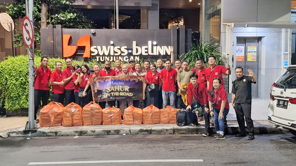 BERKAH: Tim Swiss-Belinn Tunjungan Surabaya membagikan ratusan nasi kotak saat kegiatan sahur on the road belum lama ini.