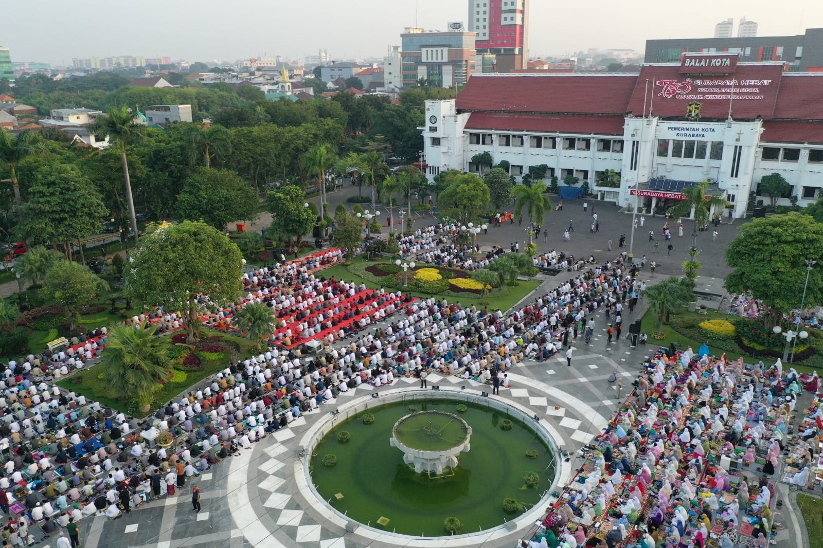Salat Ied di halaman Taman Surya depan Balai Kota Surabaya pada tahun lalu.
