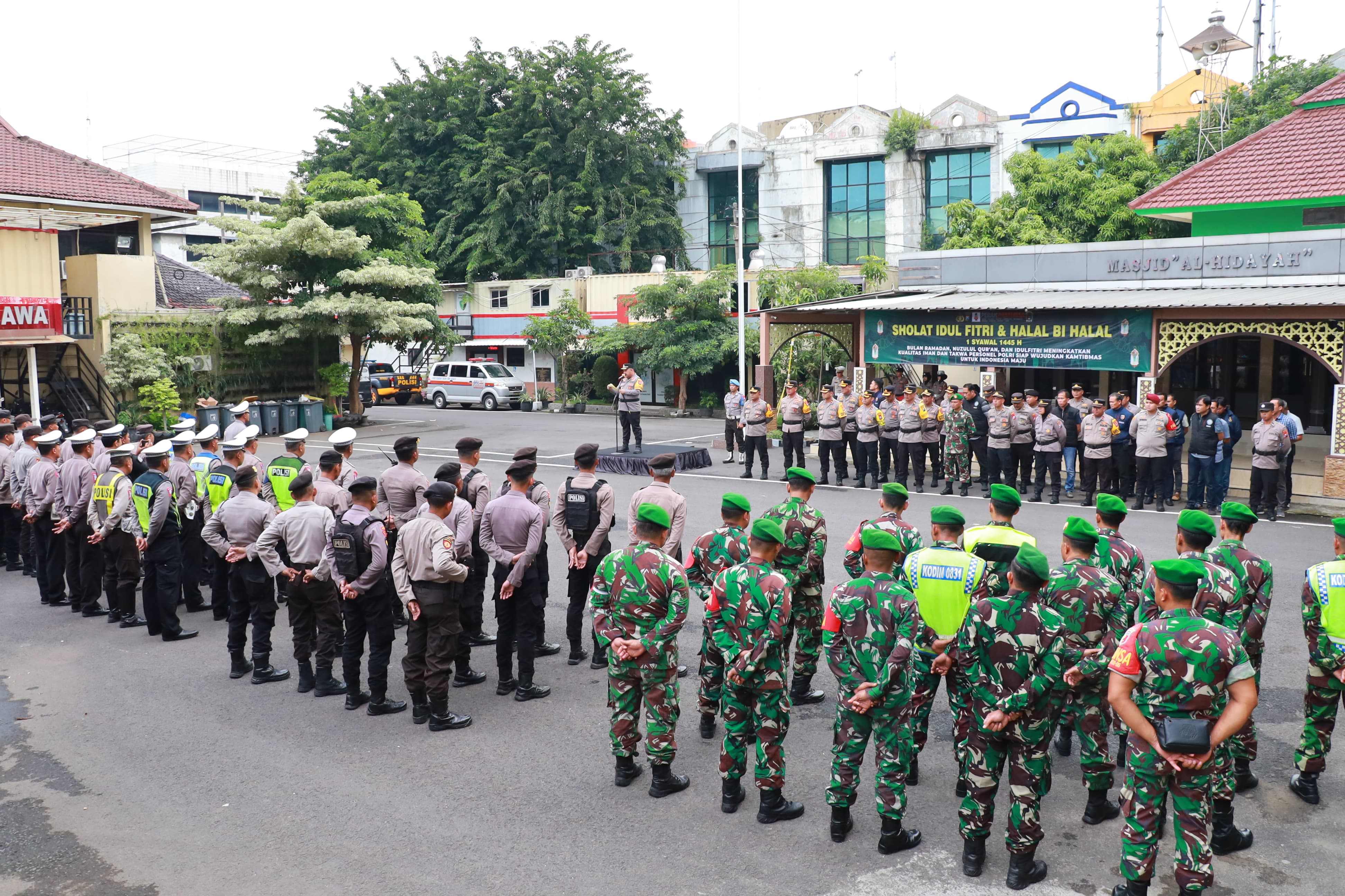 PERSIAPAN: Kapolres Pelabuhan Tanjung Perak AKBP William Cornelis Tanasale saat memimpin apel pengamanan malam takbir, Selasa (9/4).