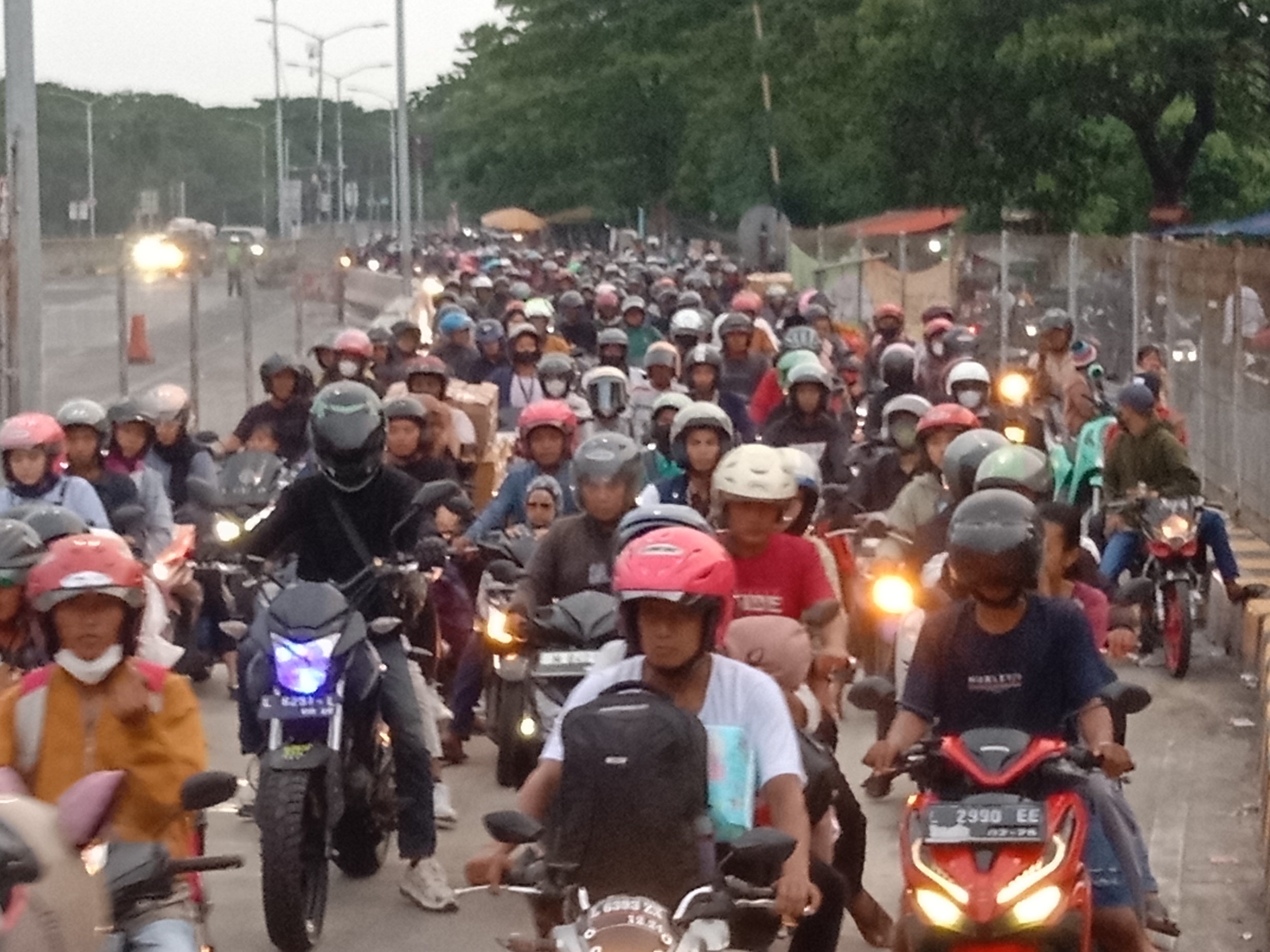 PADAT: Pemudik yang menggunakan roda dua memadati Jembatan Suramadu sisi Surabaya menuju Madura, Selasa (9/4) sore.