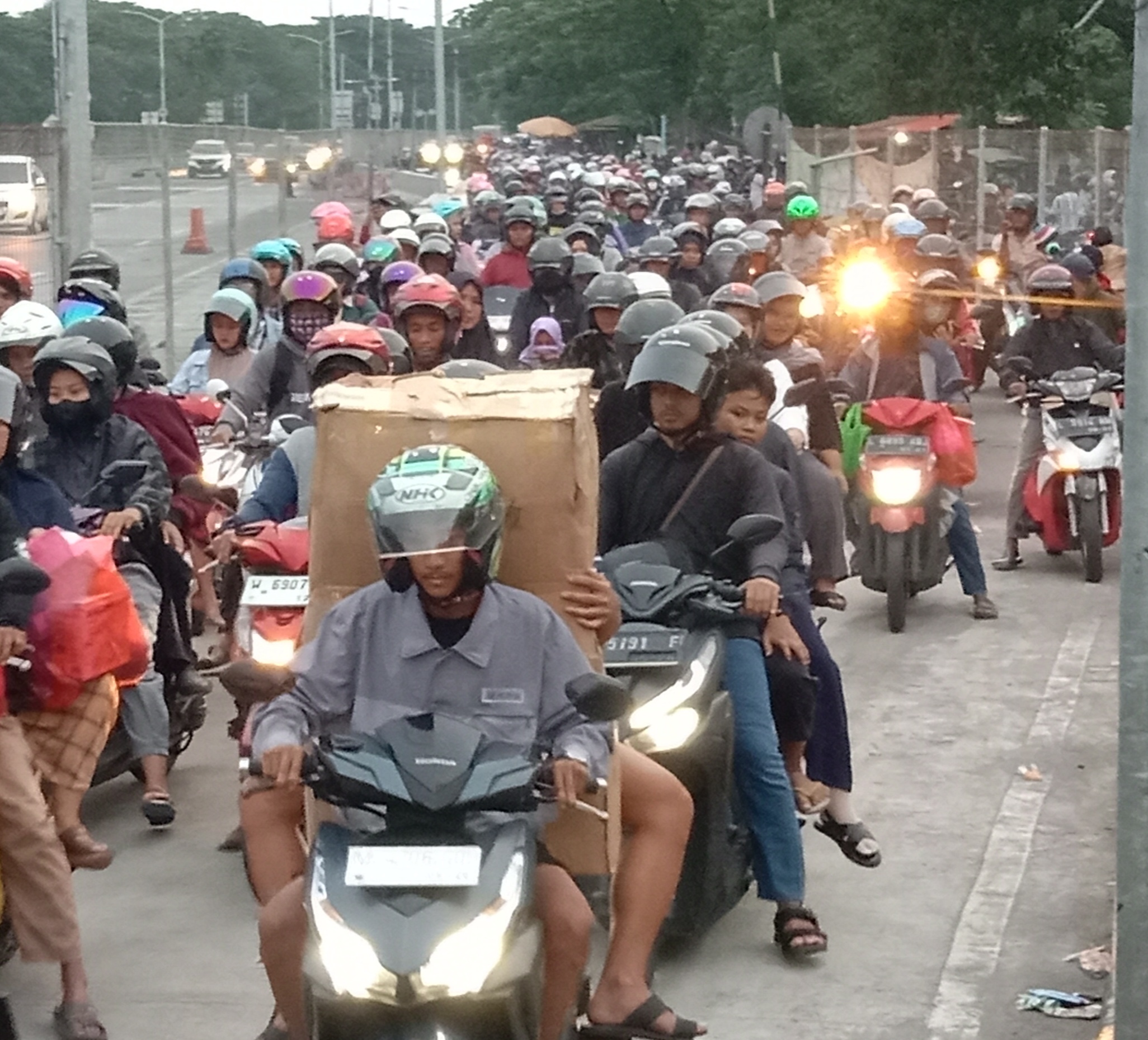 Lancar: Kondisi lalu lintas di Jembatan Suramadu malam hari terlihat lengang untuk ruas roda dua maupun roda empat baik dari arah Surabaya ke arah Madura maupun sebaliknya.