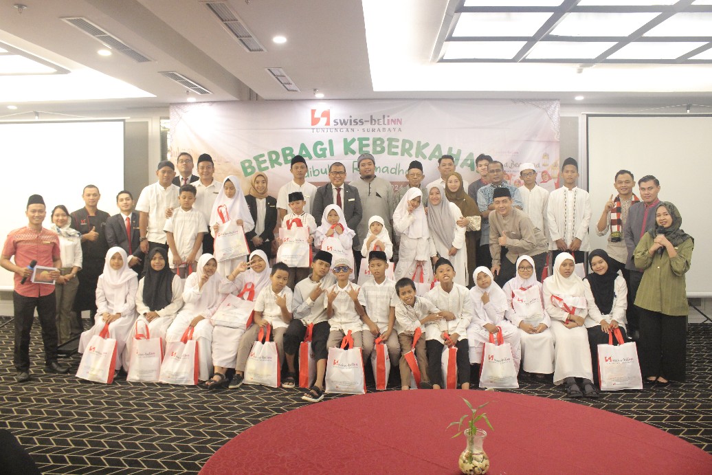 BERBAGI: Manajemen Swiss-Belinn Tunjungan dan pengurus serta anak-anak dari Panti Asuhan Muhammadiyah Rungkut berfoto bersama usai kegiatan buka puasa.