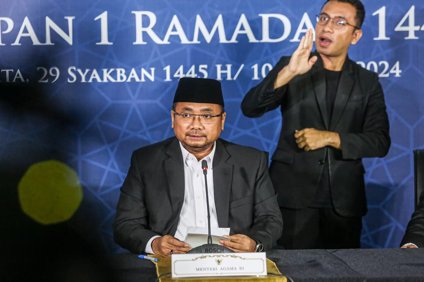 Menteri Agama Yaqut Cholil Qoumas (duduk) memberikan keterangan hasil Sidang Isbat di Gedung Kementrian Agama Republik Indonesia, Jakarta, Minggu (10/3/2024).