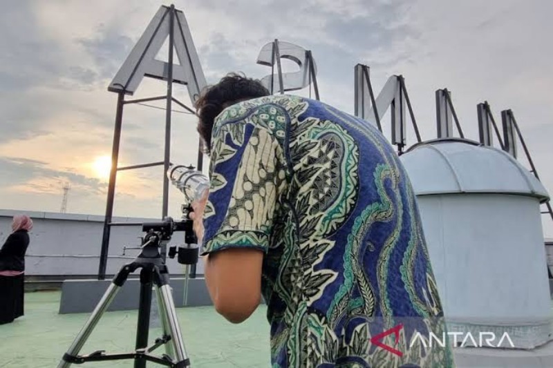 Salah satu anggota tim pemantaun dari UINSA melaksanakan rukyatulhilal di kampus setempat, Selasa (9/4/2024).