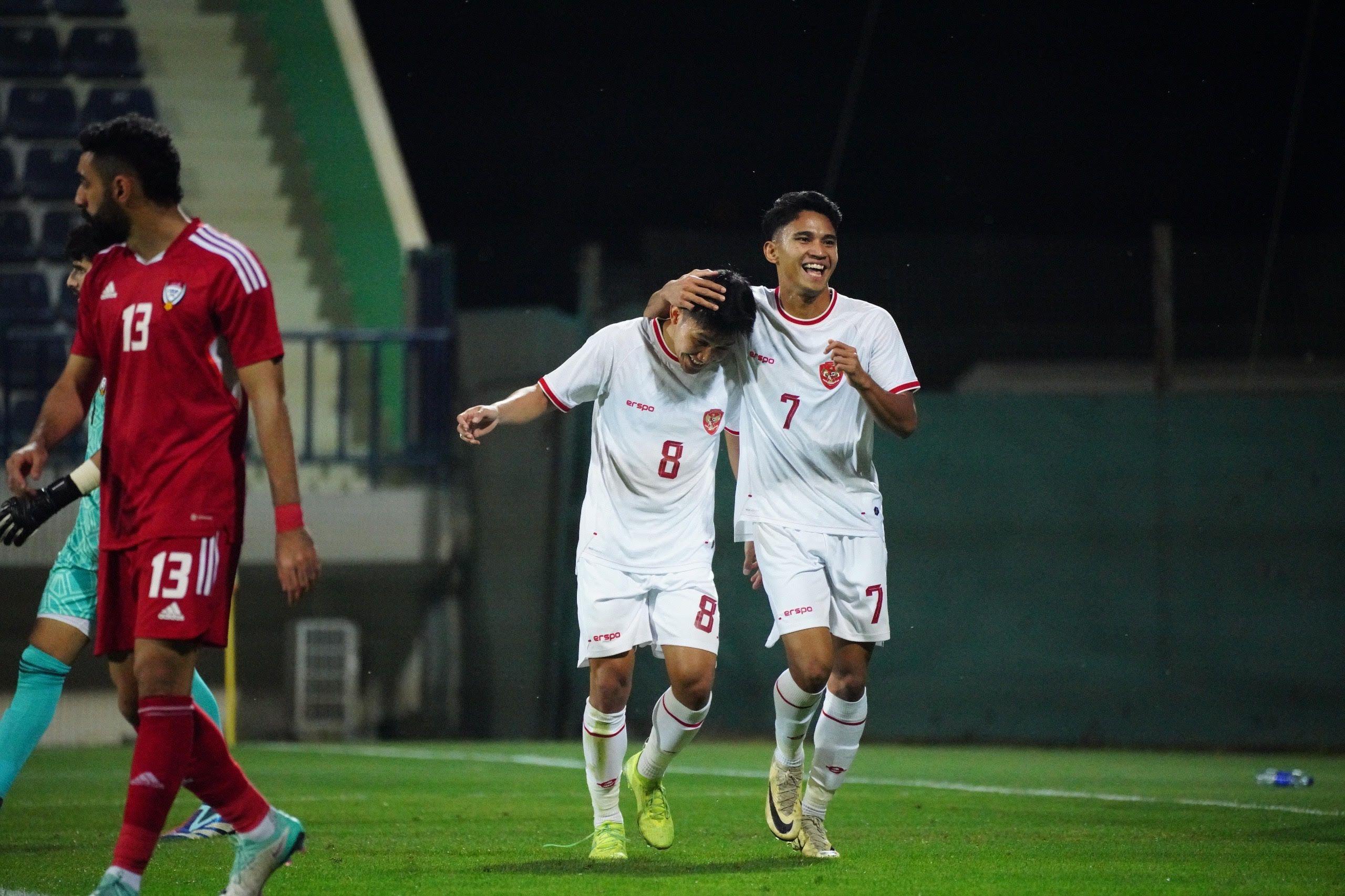 Witan Sulaeman merayakan golnya bareng Marselino Ferdinan saat laga ujicoba jelang Piala Asia U-23 melawan UEA.