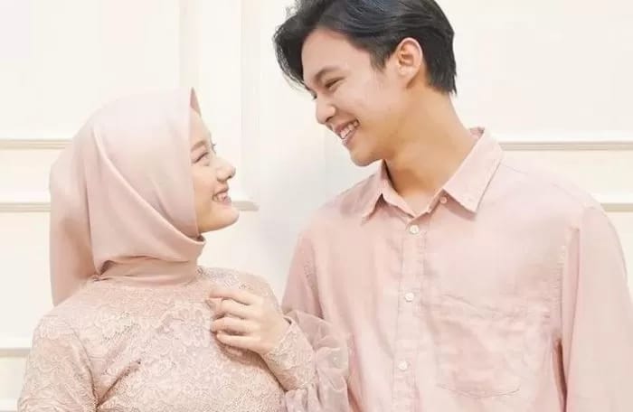 BAHAGIA: Dinda Hauw dengan suami, Rey Mbayang, mengenakan baju sarimbit berwarna pink beige.