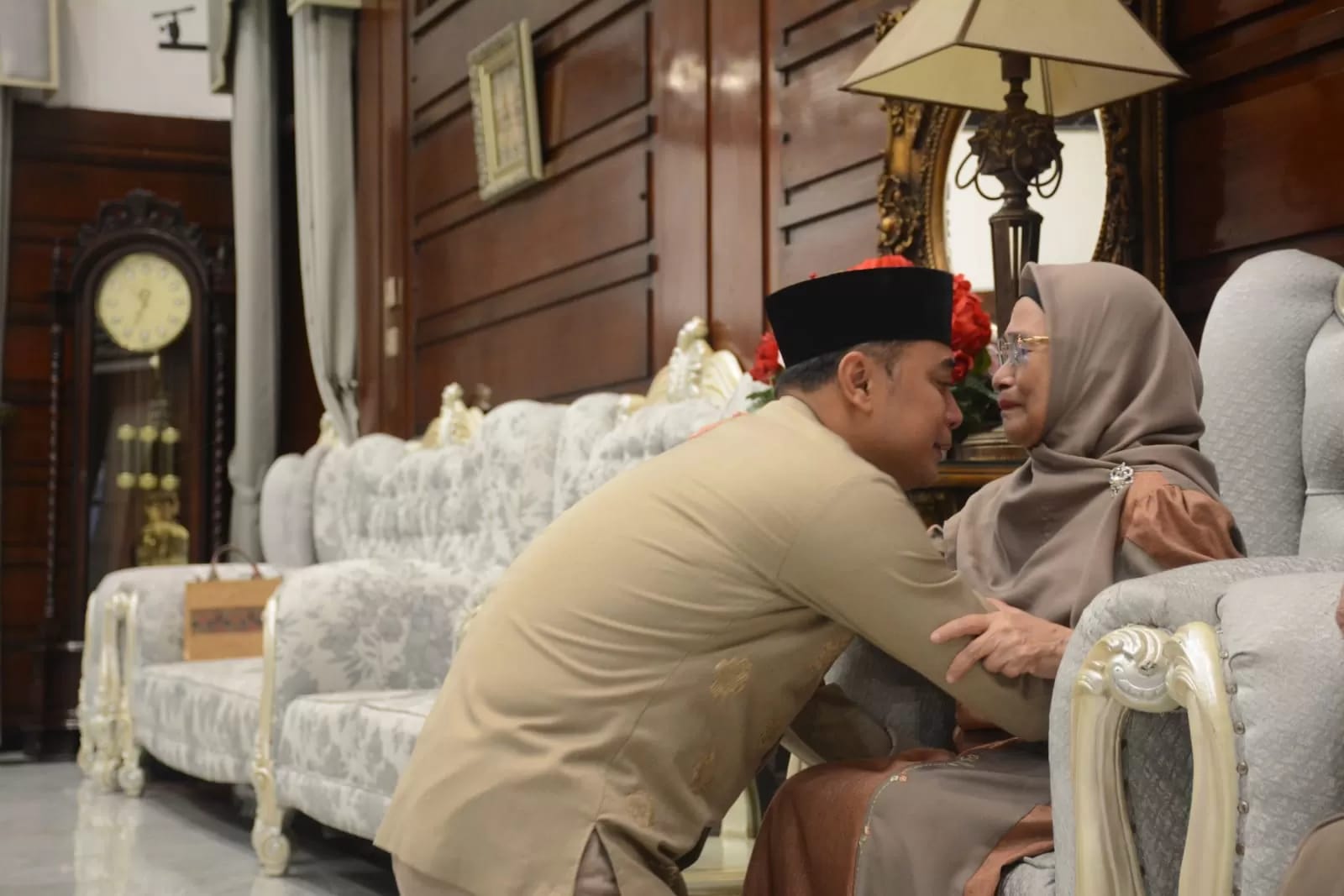SUNGKEMAN: Wali Kota Surabaya Eri Cahyadi sungkem ke ibunda.