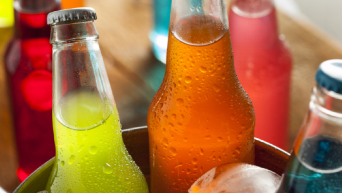 WARNA-WARNI: Warna dan kesegaran sirup memang seringkali menggoda, apalagi jika diminum dalam keadaan dingin. (PROMINENT)