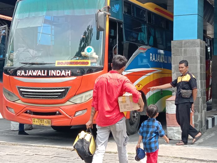 KE LUAR KOTA: Penumpang saat hendak menaiki bus menuju ke luar kota Surabaya di Terminal Tambak Osowilangon (TOW) Surabaya. (RAHMAT S/RADAR SURABAYA)