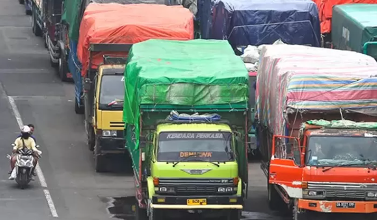 DILARANG: Menhub Budi Karya Sumadi meminta pemilik truk sumbu tiga tidak mengoperasikan armadanya selama arus balik Lebaran 2024. (JAWA POS)