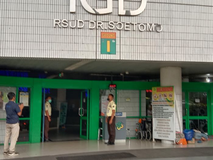 DISIAGAKAN: IGD RSUD Dr Soetomo Surabaya disiagakan selama masa lebaran Idul Fitri. (RAHMAT S/RADAR SURABAYA)