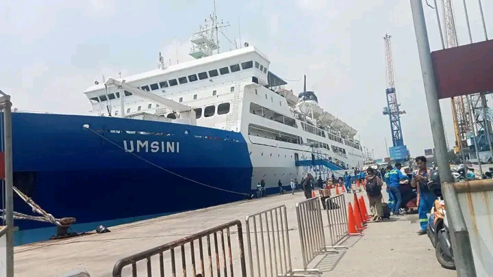 KM Umsini jadi moda transportasi andalan warga di kawasan Indonesia Timur, khususnya NTT (IST).