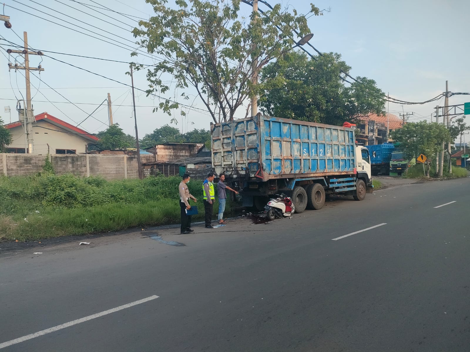 Seorang pengendara motor Honda tewas usai menabrak truk tronton yang parkir di Jalan Tambak Osowilangun, Surabaya (IST).