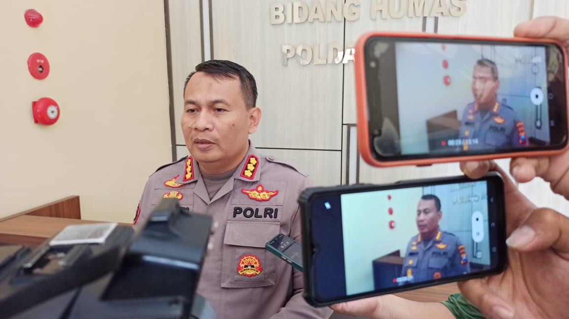 Kabid Humas Polda Jatim Kombes Pol Dirmanto memberi keterangan kepada pers (GUNTUR IRIANTO/RADAR SURABAYA).