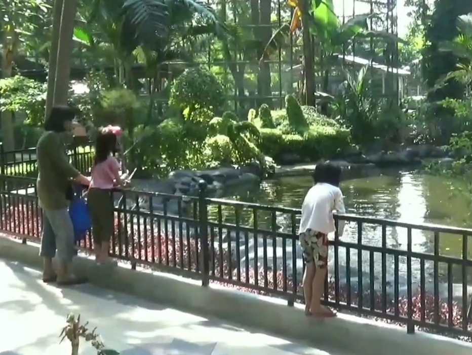 GRATIS: Pengunjung menikmati kolam besar di Taman Flora, Surabaya Jumat (12/4) sore di tengah libur lebaran Idul Fitri