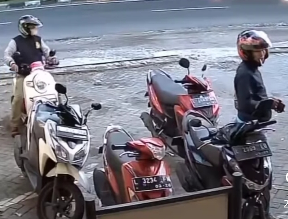 Pelaku terekam kamera pengawas saat mencuri motor di Tenggilis Surabaya (IST).