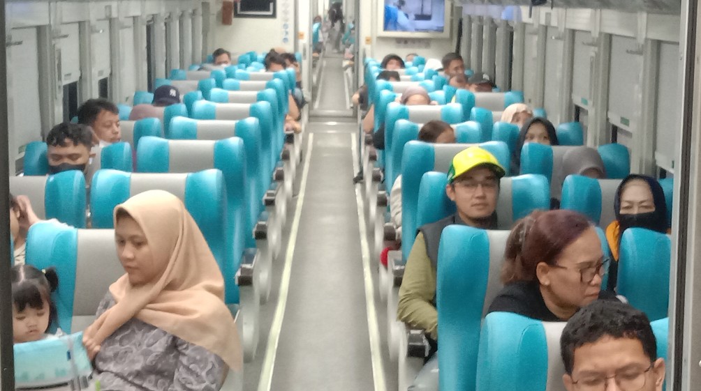 Penumpang di kereta eksekutif.